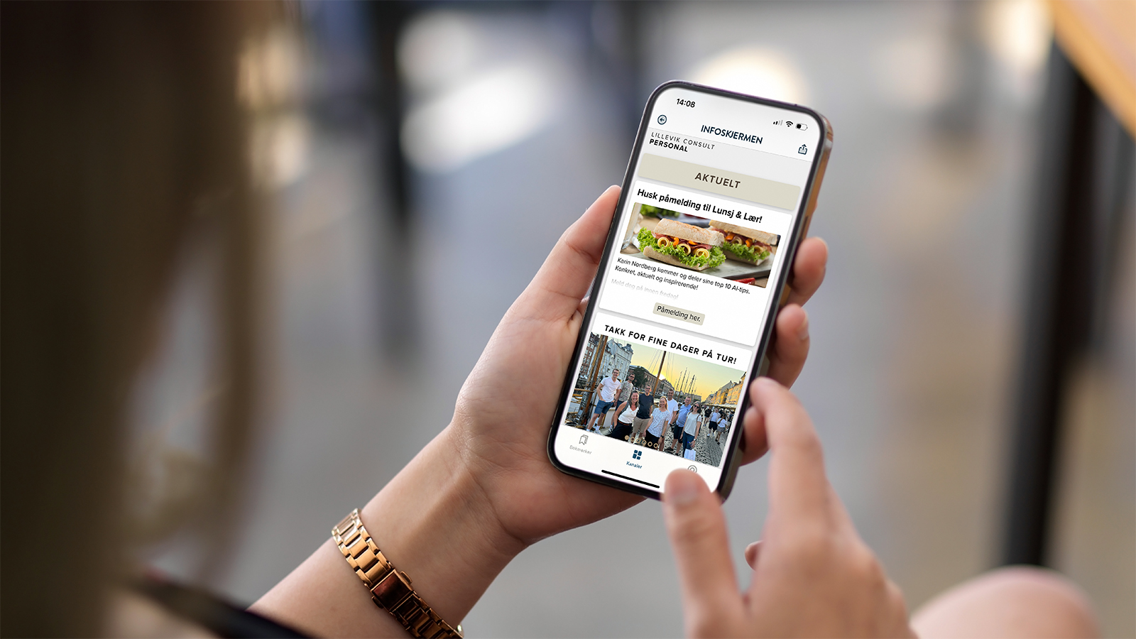 Kvinne som holder en telefon med Infoskjermen GO
